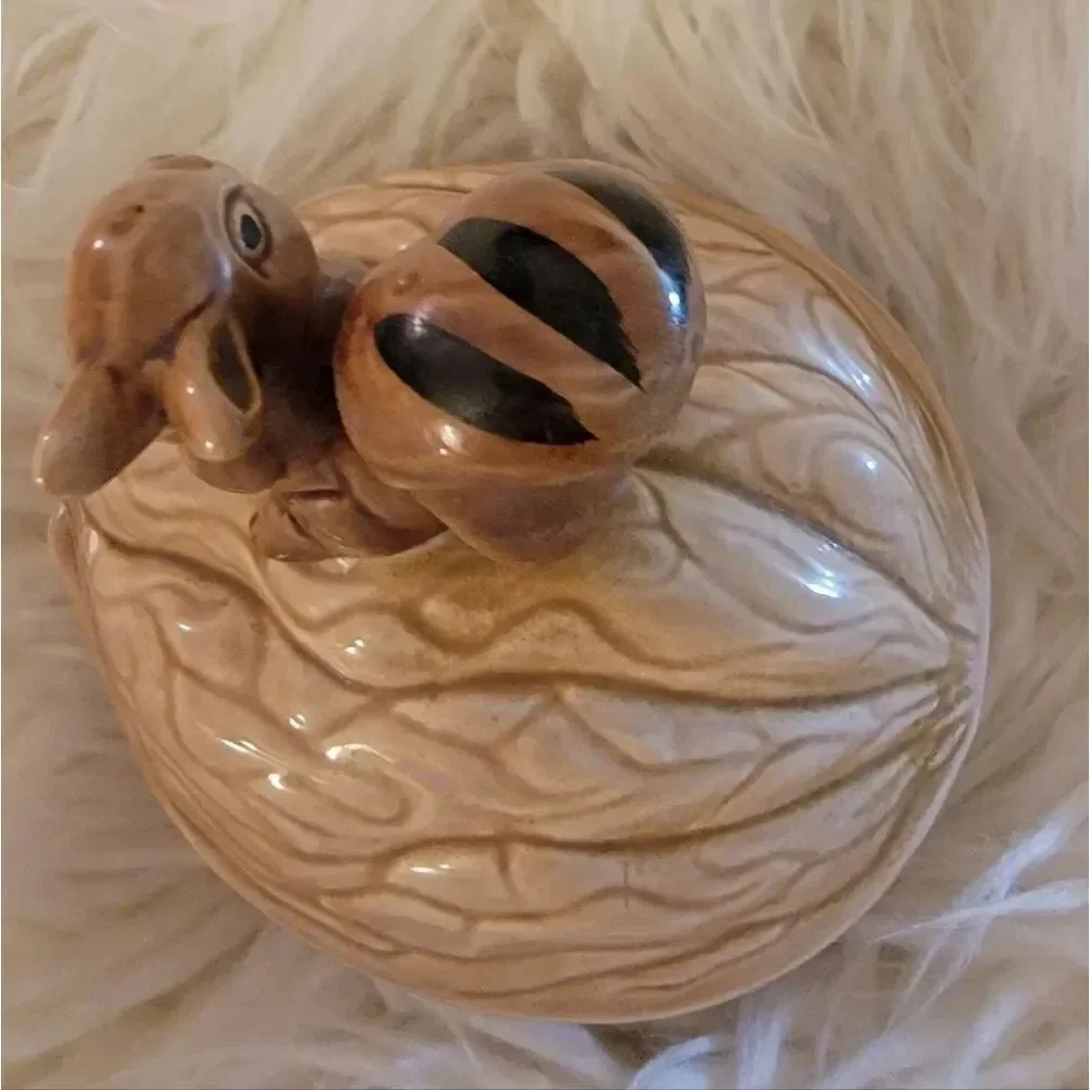 🆕️🐿Vintage Armbee Squirrel on a Walnut Nut/Candy Dish (Japan)